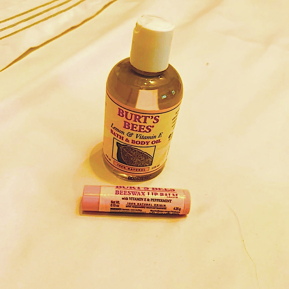 Burt’s Bees Lemon Vitamin E Bath Oil & Peppermint Chapstick gift set